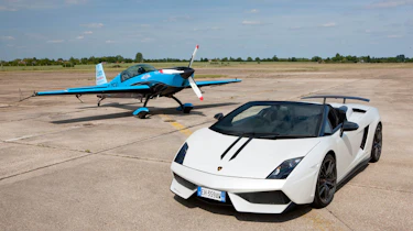 Video: Lamborghini vs. stunt plane