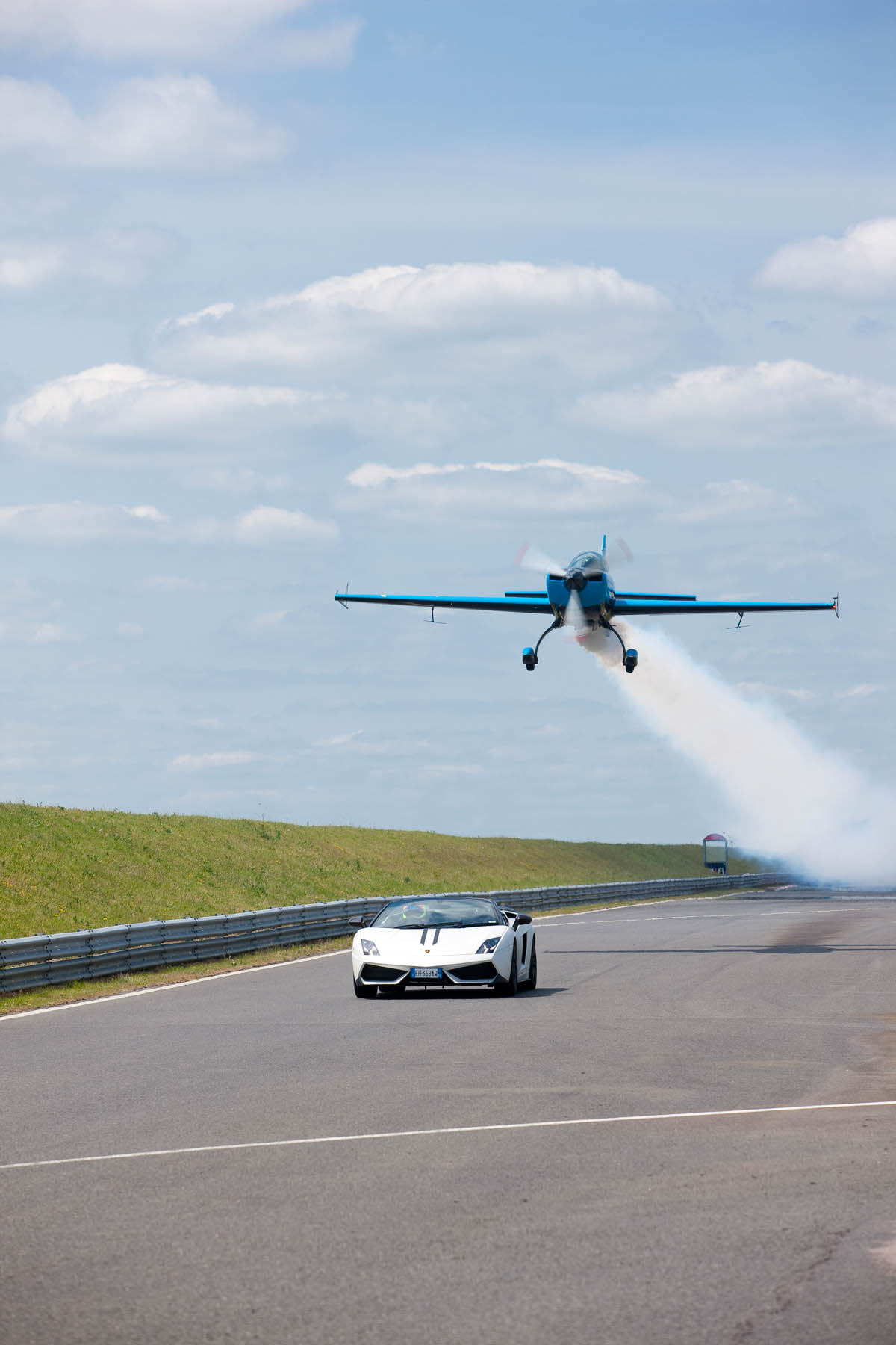 Video: Lamborghini vs. stunt plane