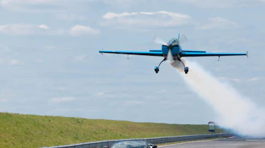 Video: Lamborghini vs. stunt plane