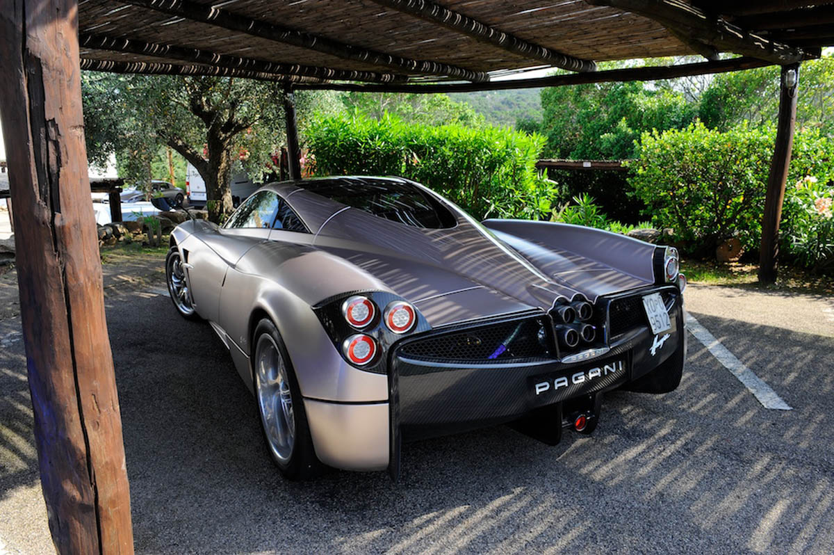 Video: Pagani Huayra on the road