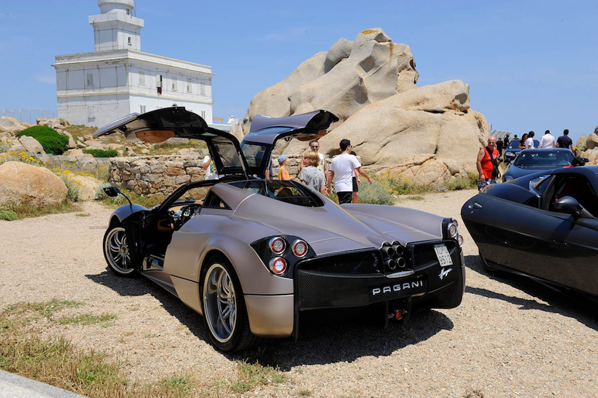 Video: Pagani Huayra on the road