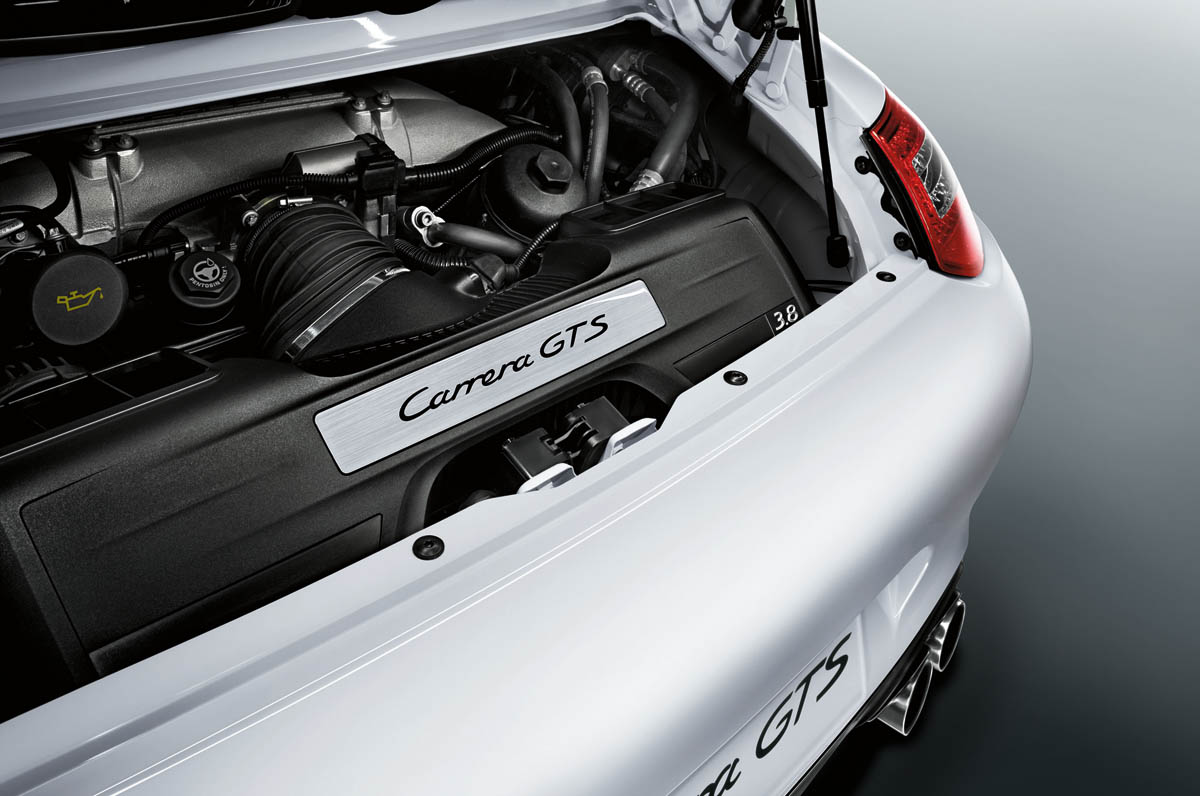 Porsche 911 Carrera GTS Cabriolet engine