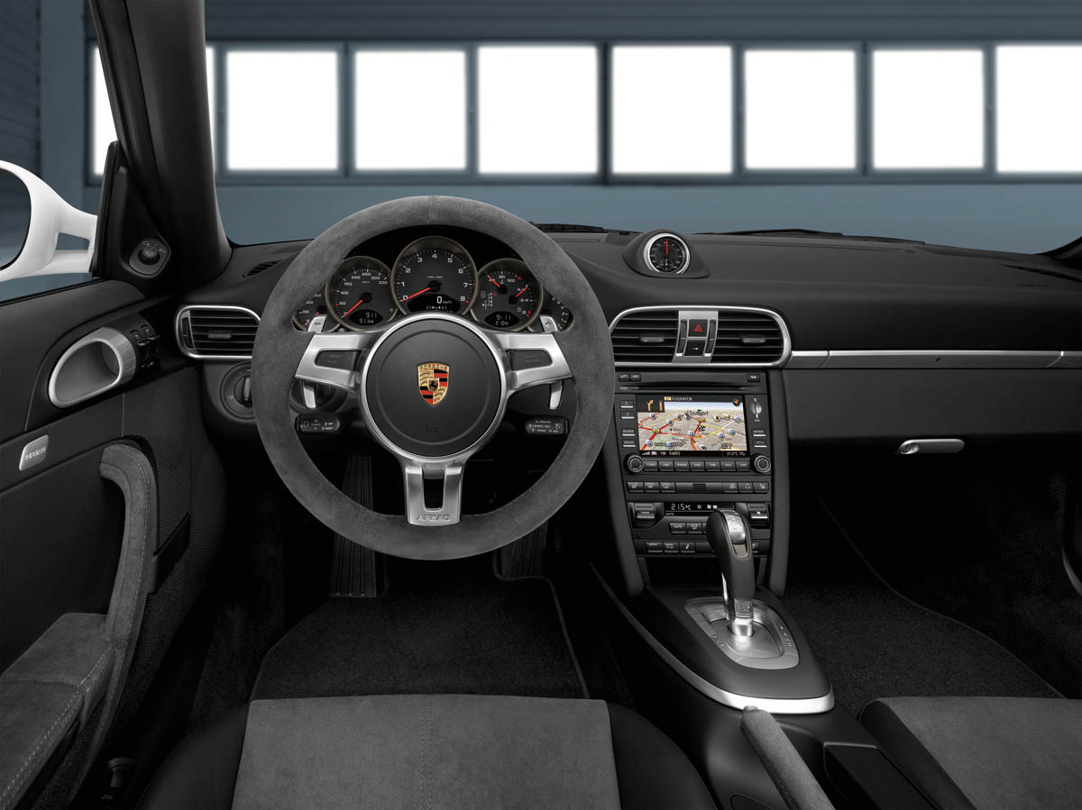 Porsche 911 Carrera GTS Cabriolet interior