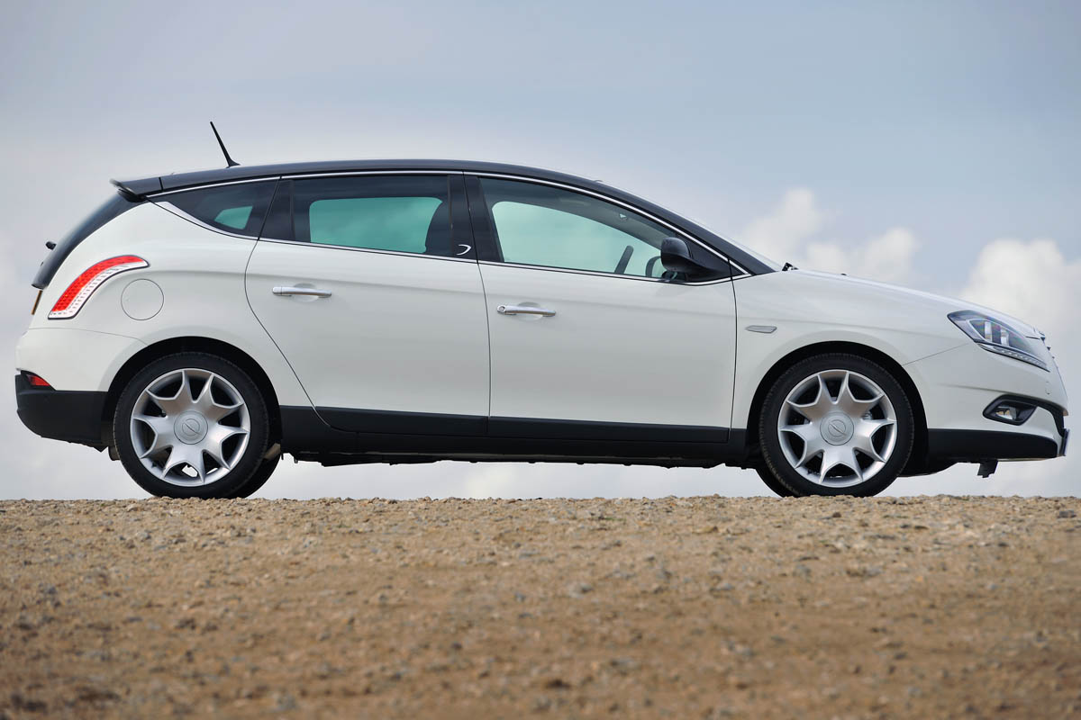 Chrysler Delta 1.4 MultiAir side profile