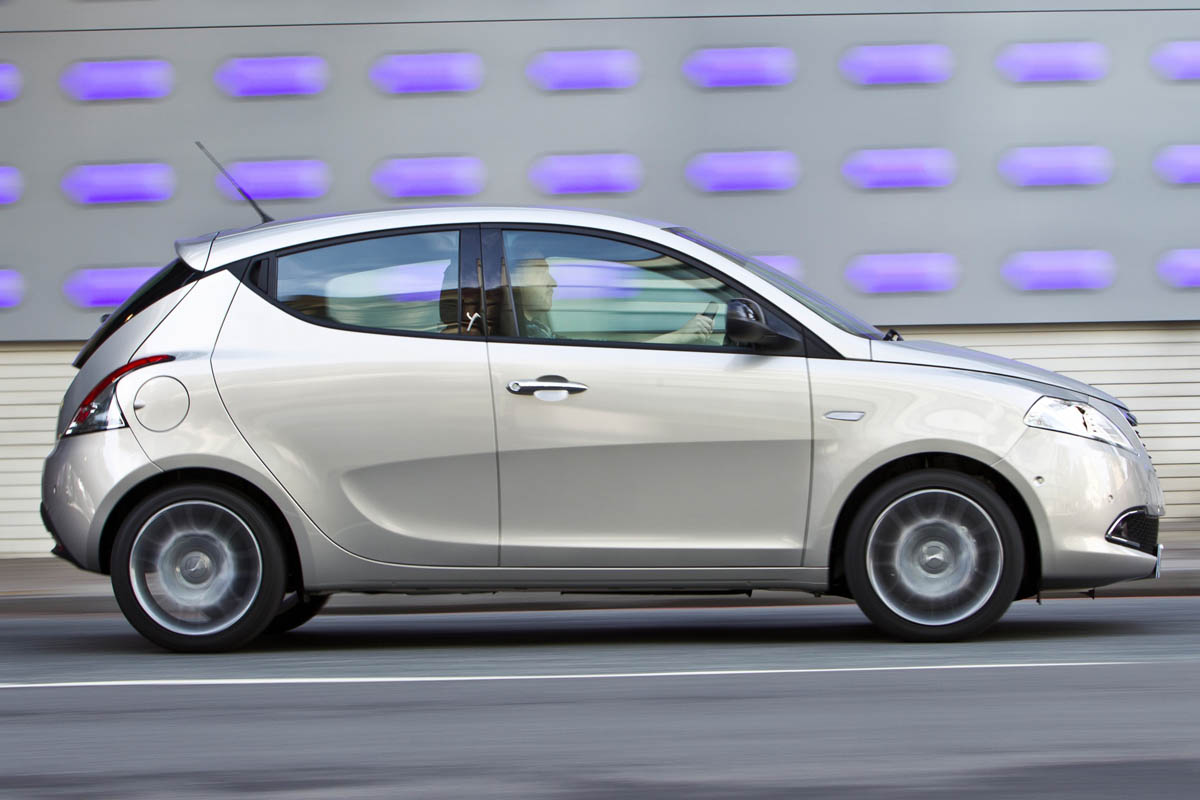 Chrysler Ypsilon 0.9 TwinAir side profile