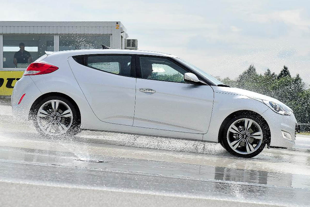 Hyundai Veloster coupe prices and specs