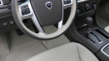 Chrysler 300C Lancia Thema steering wheel