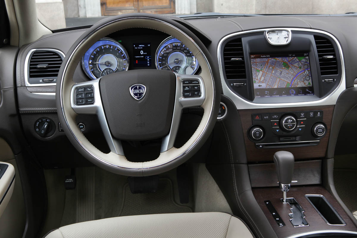 Chrysler 300C Lancia Thema dashboard