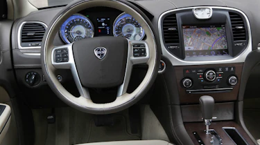 Chrysler 300C Lancia Thema dashboard