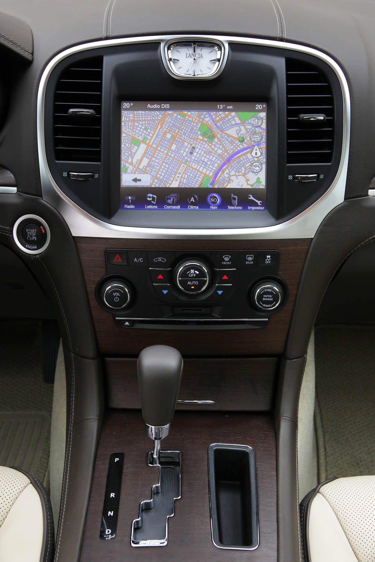 Chrysler 300C Lancia Thema dashboard