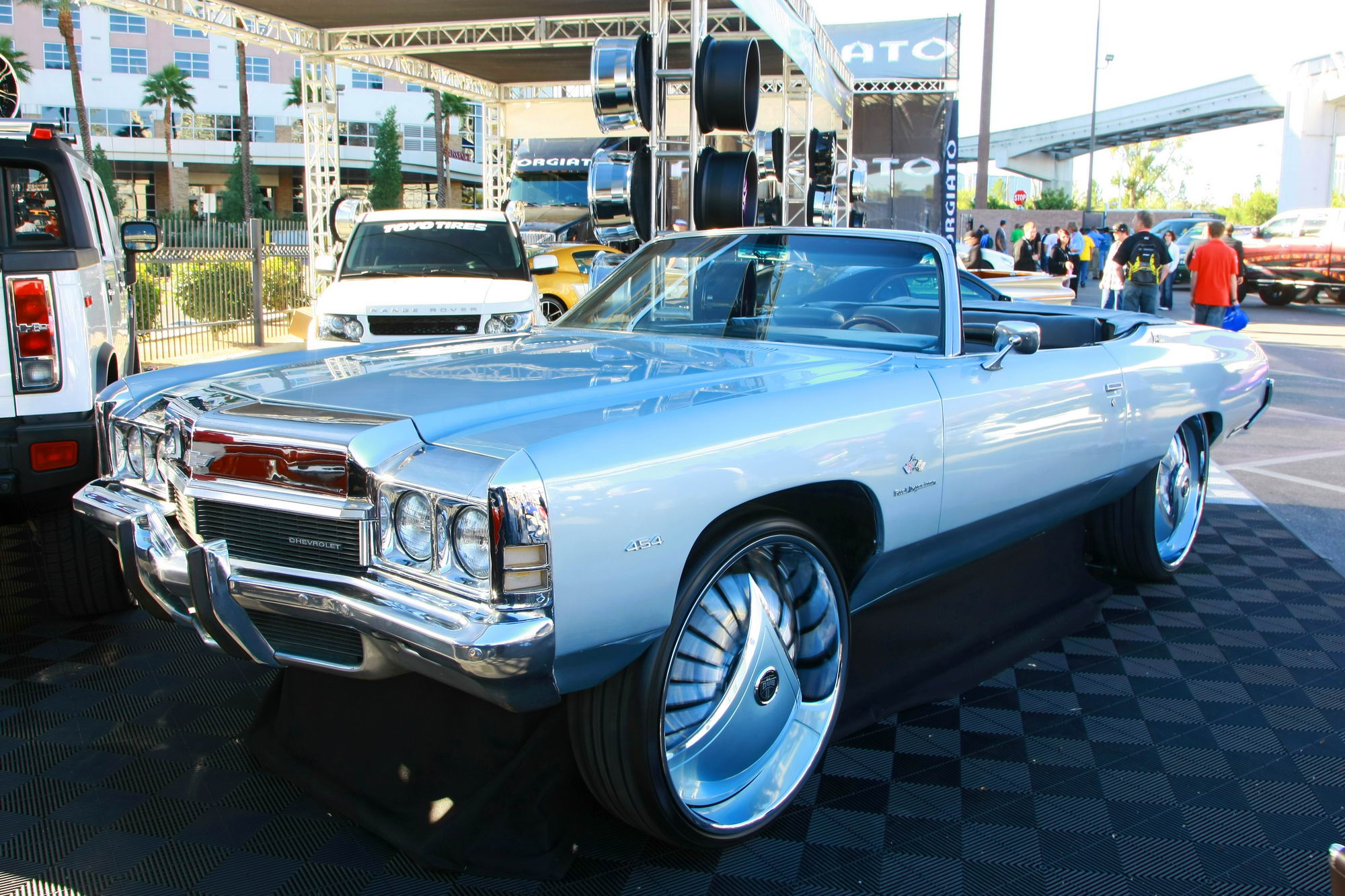 2011 SEMA show: 32-inch dubs