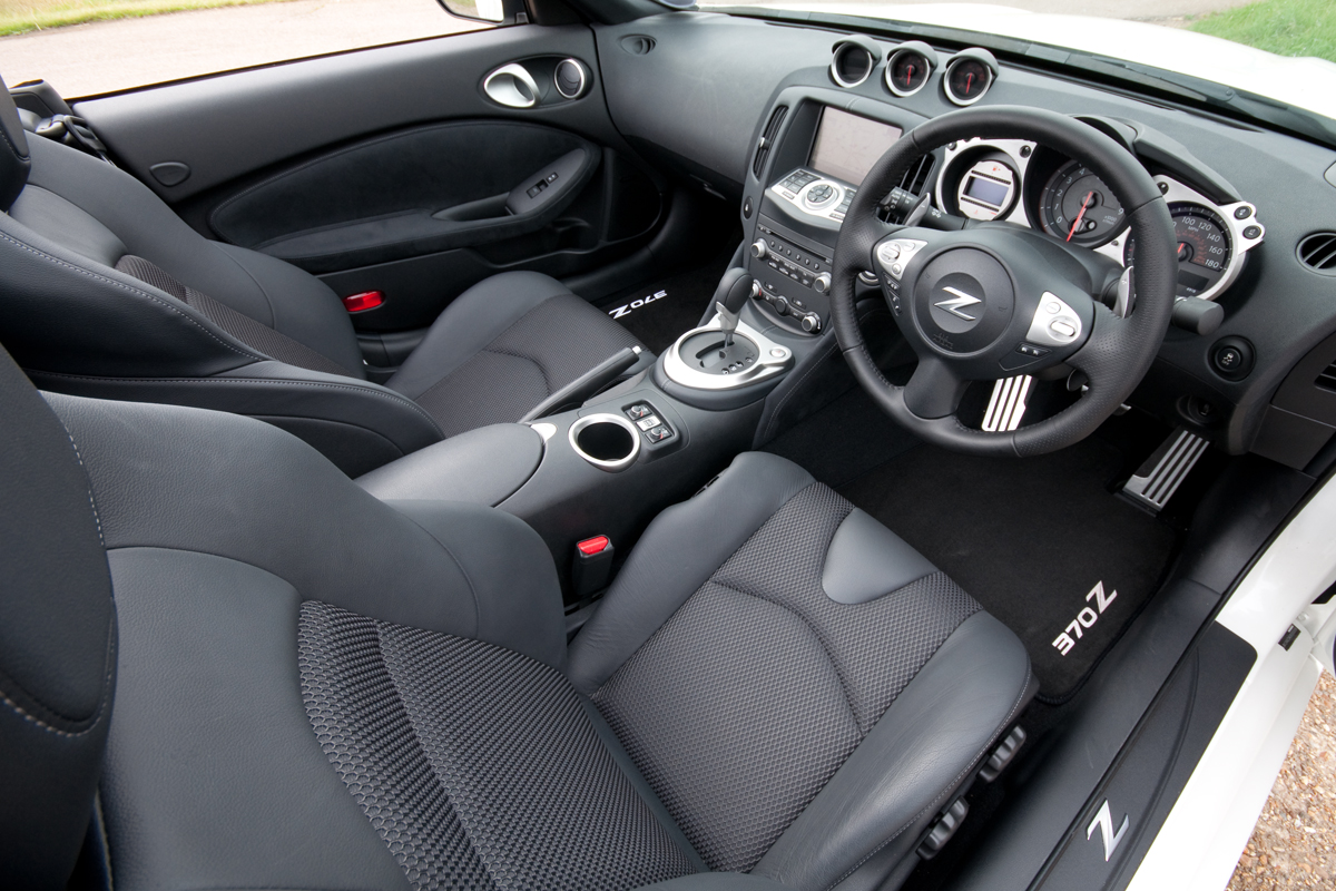 Nissan 370Z Roadster interior