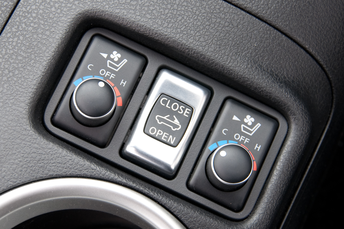 Nissan 370Z Roadster – switches for convertible roof and heated/cooling seats