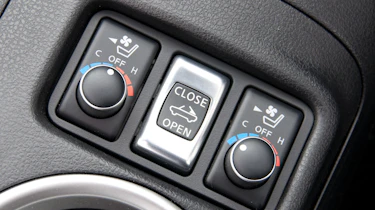 Nissan 370Z Roadster – switches for convertible roof and heated/cooling seats