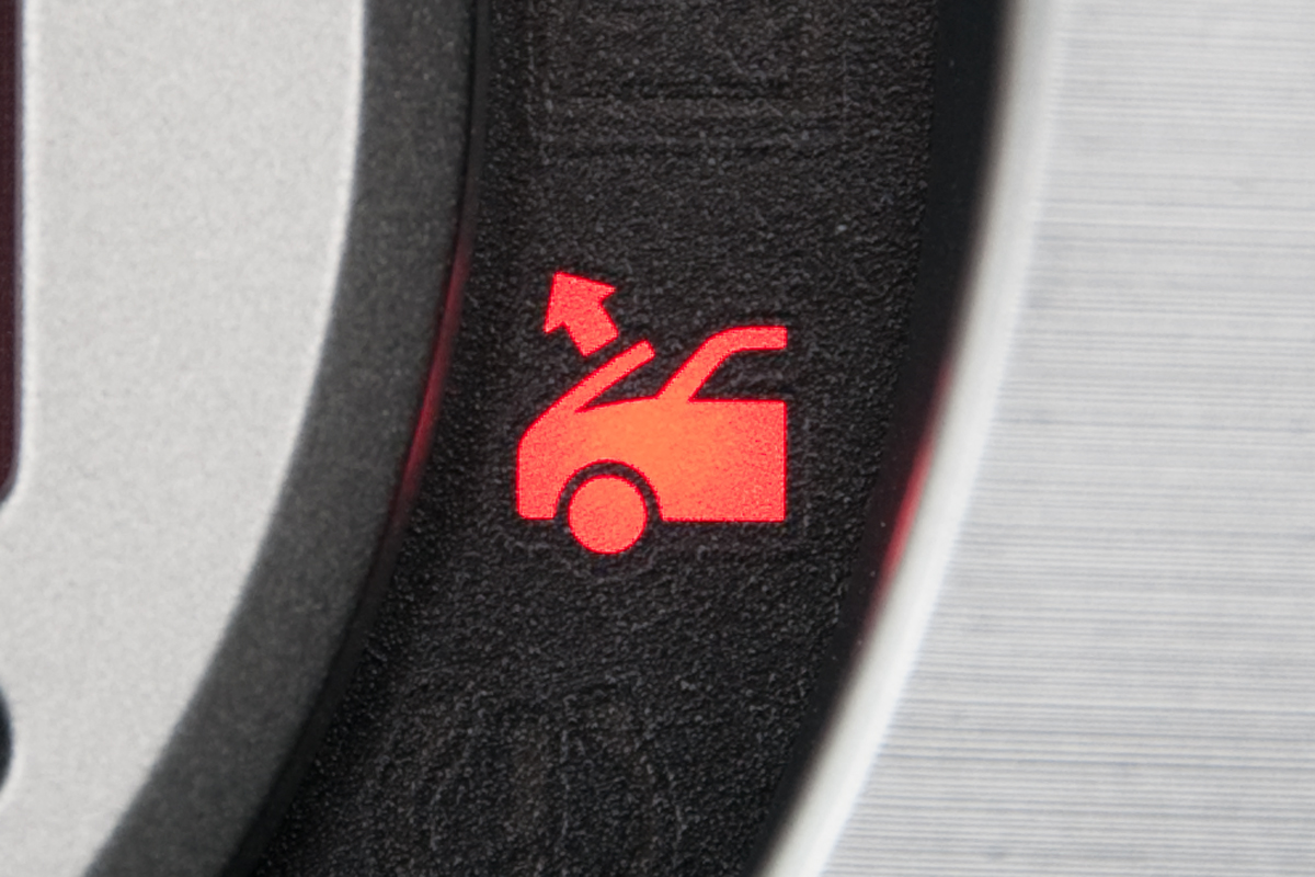 Nissan 370Z Roadster – pop-up bonnet warning light