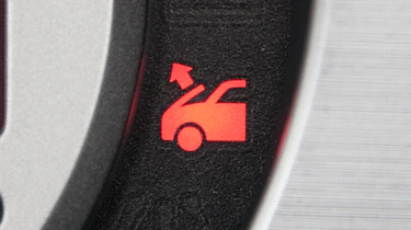 Nissan 370Z Roadster – pop-up bonnet warning light