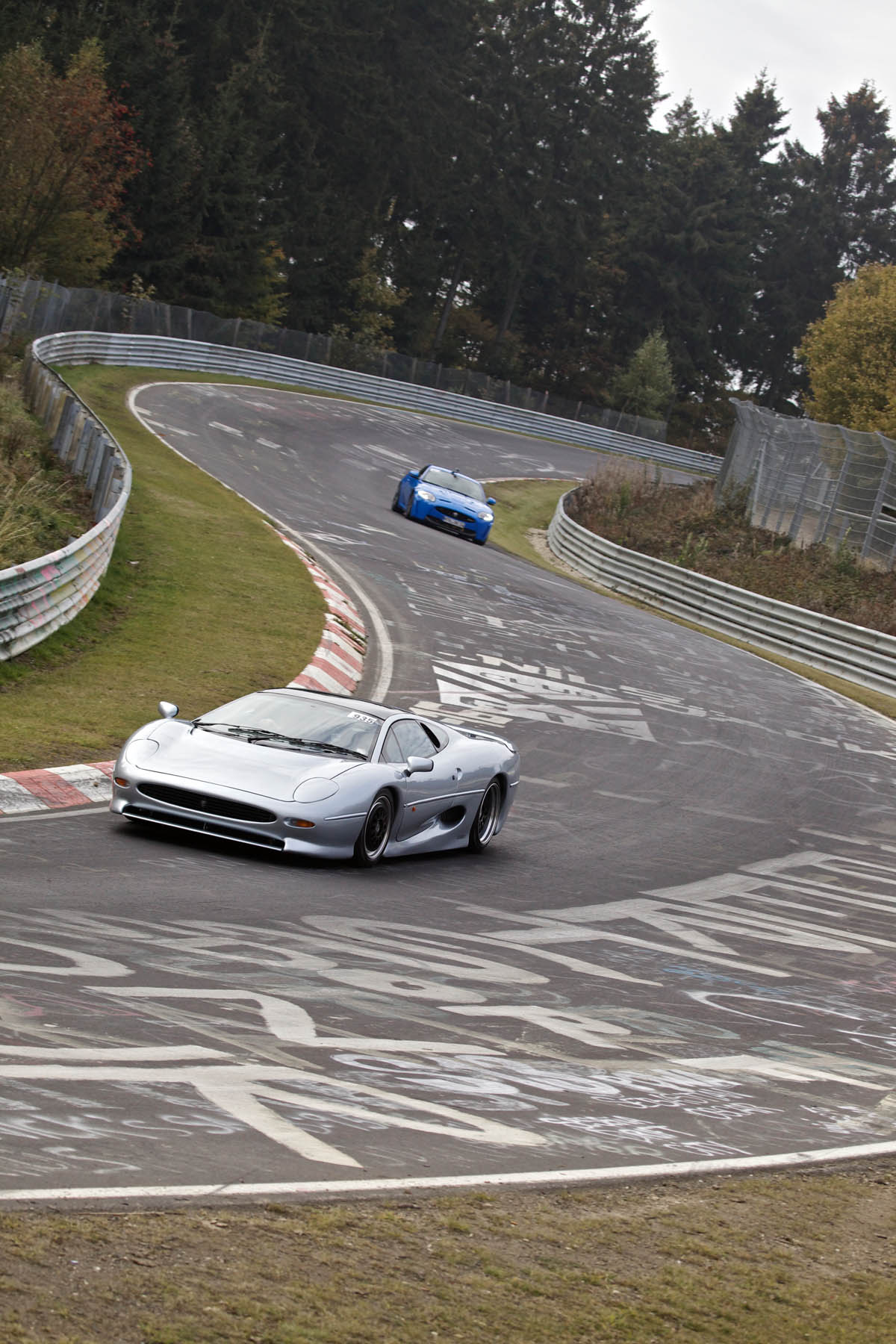 Jaguar XJ220 v XKR-S Nurburgring