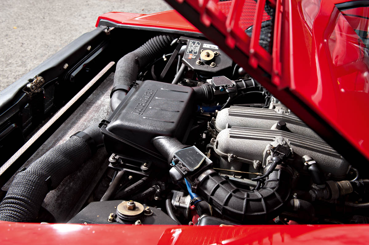 Ferrari 348 tB engine