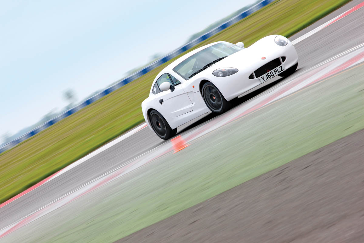 Ginetta G40 R on track