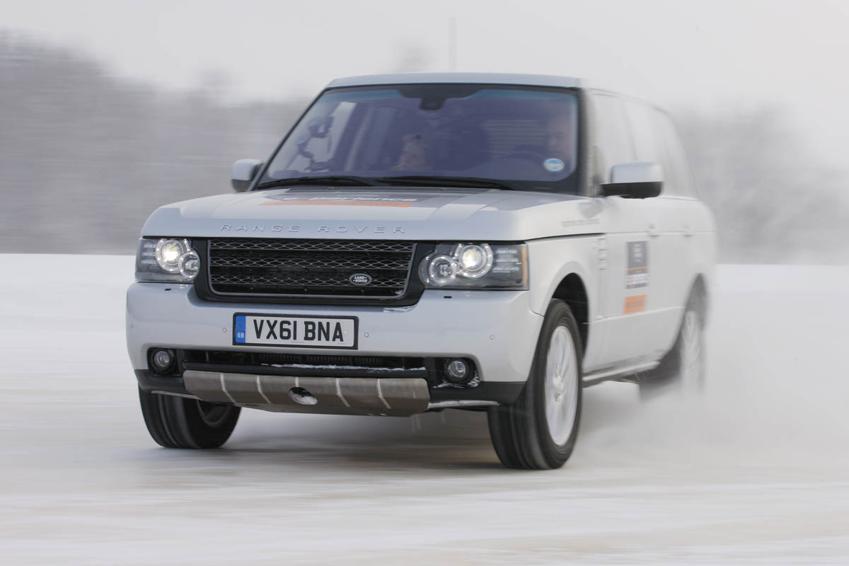 Video: Range Rover drifting on ice