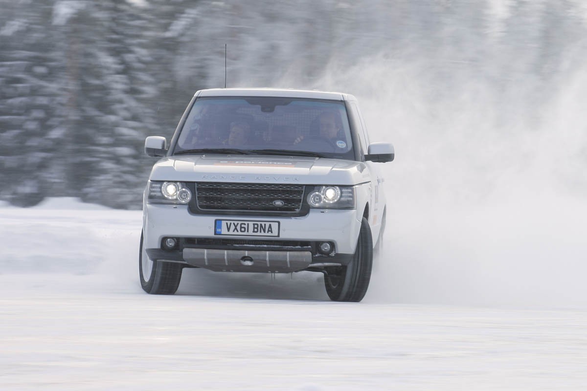 Video: Range Rover drifting on ice