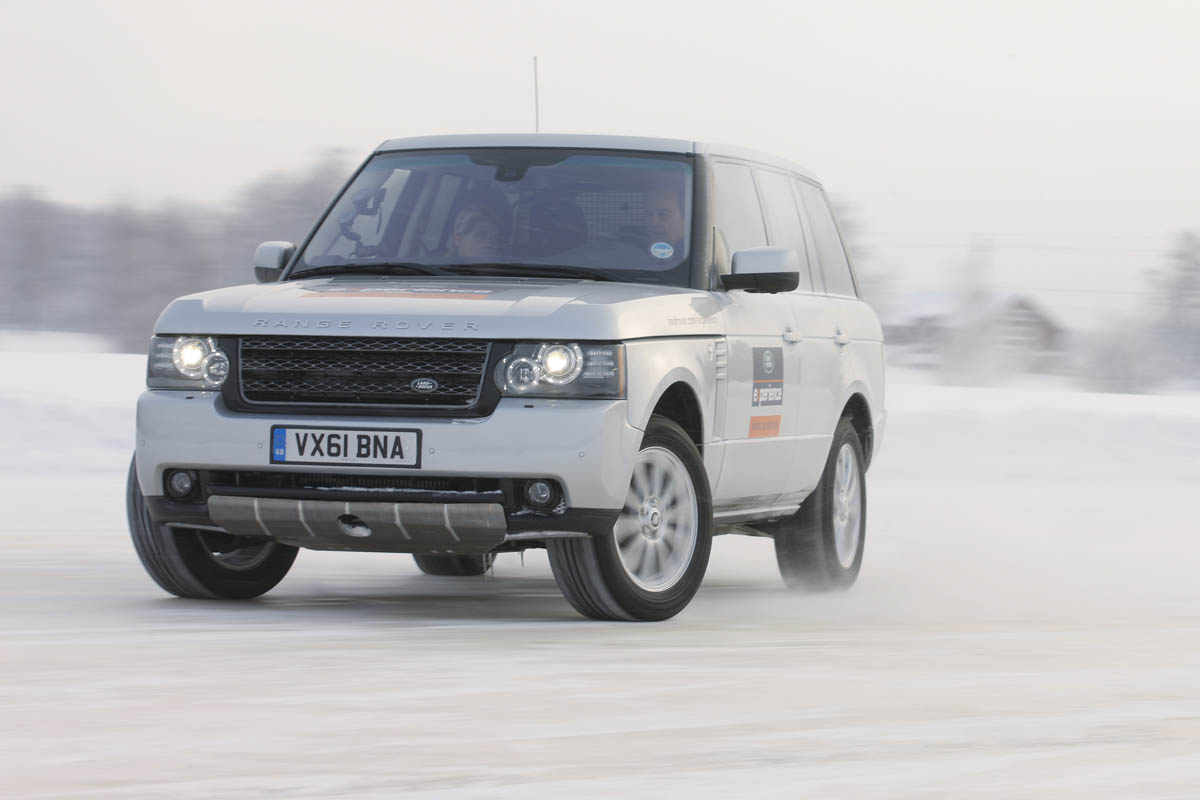 Video: Range Rover drifting on ice