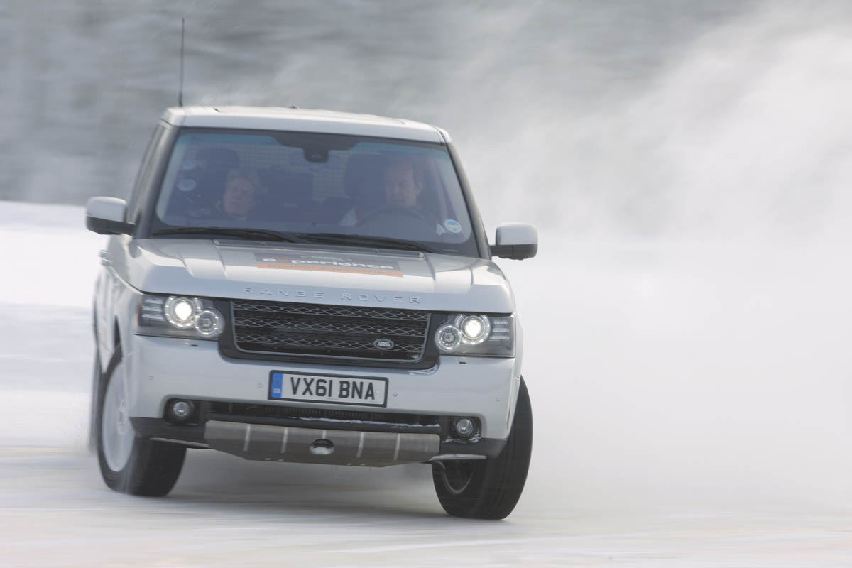 Video: Range Rover drifting on ice