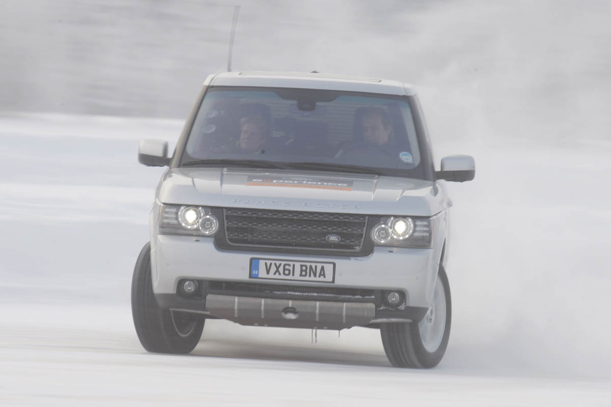 Video: Range Rover drifting on ice