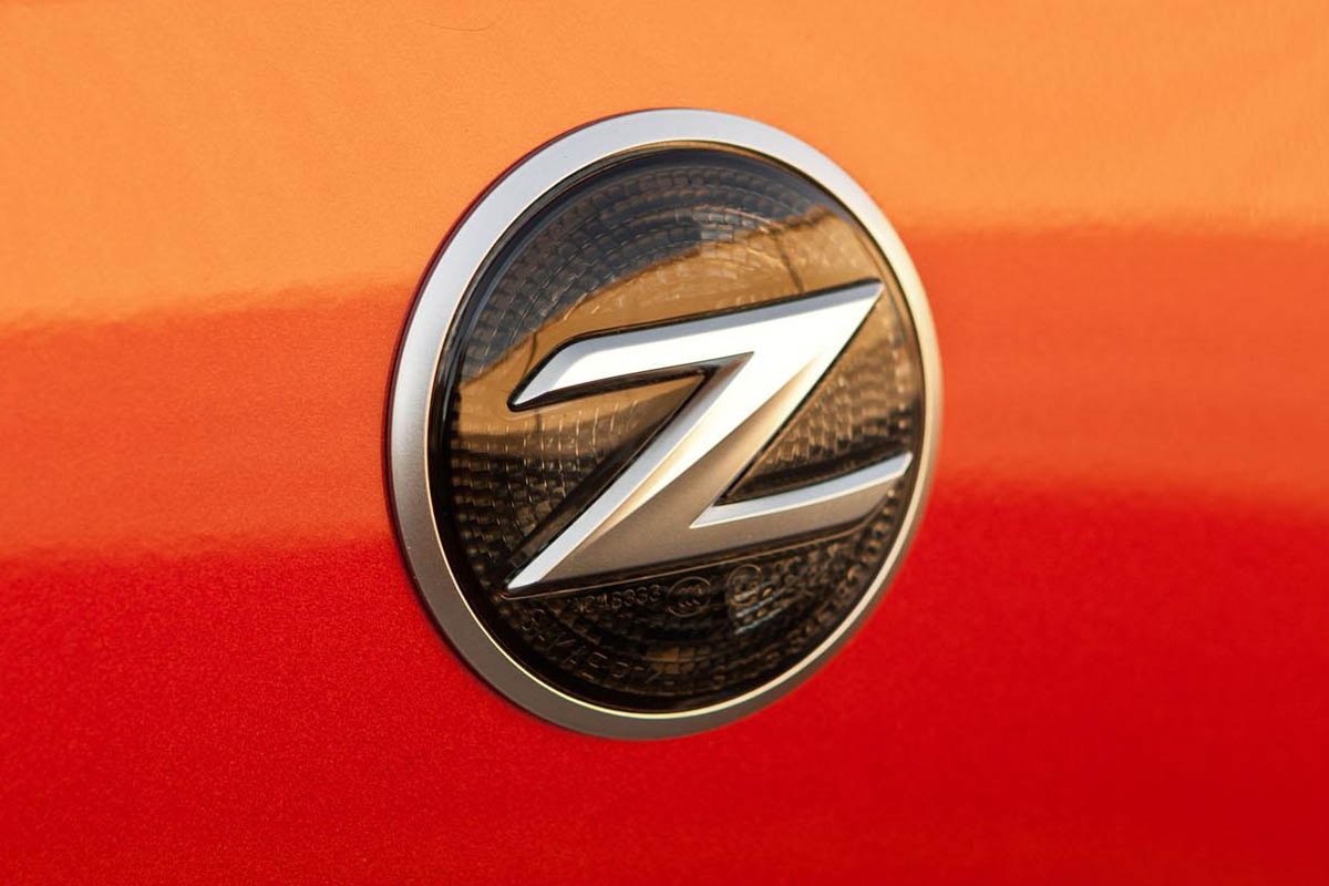 Updated Nissan 370Z indicator badge
