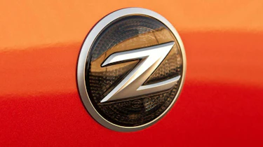 Updated Nissan 370Z indicator badge