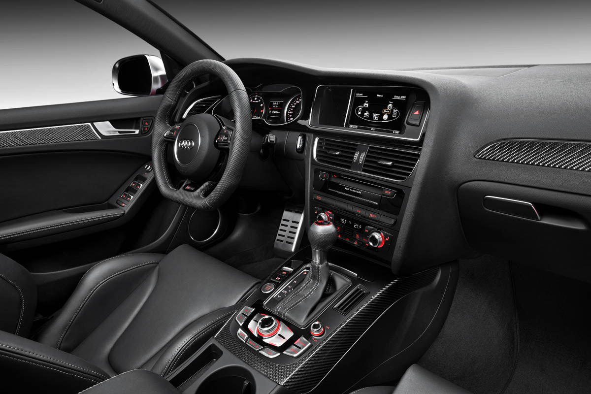 2012 Audi RS4 Avant interior dashboard