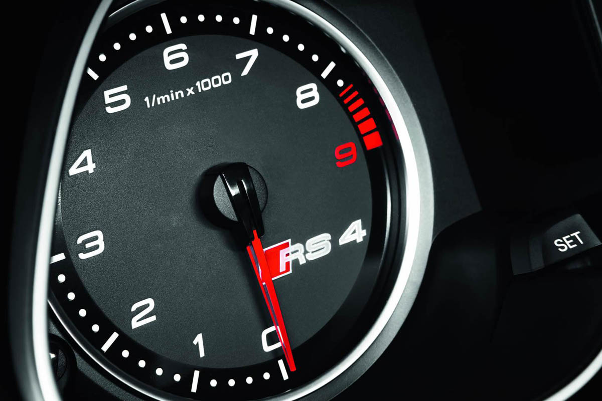 2012 Audi RS4 Avant rev counter dial