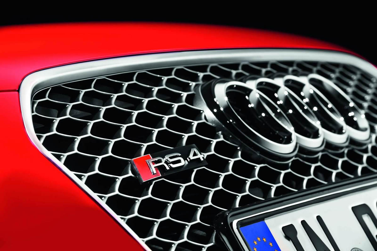2012 Audi RS4 Avant badge grille