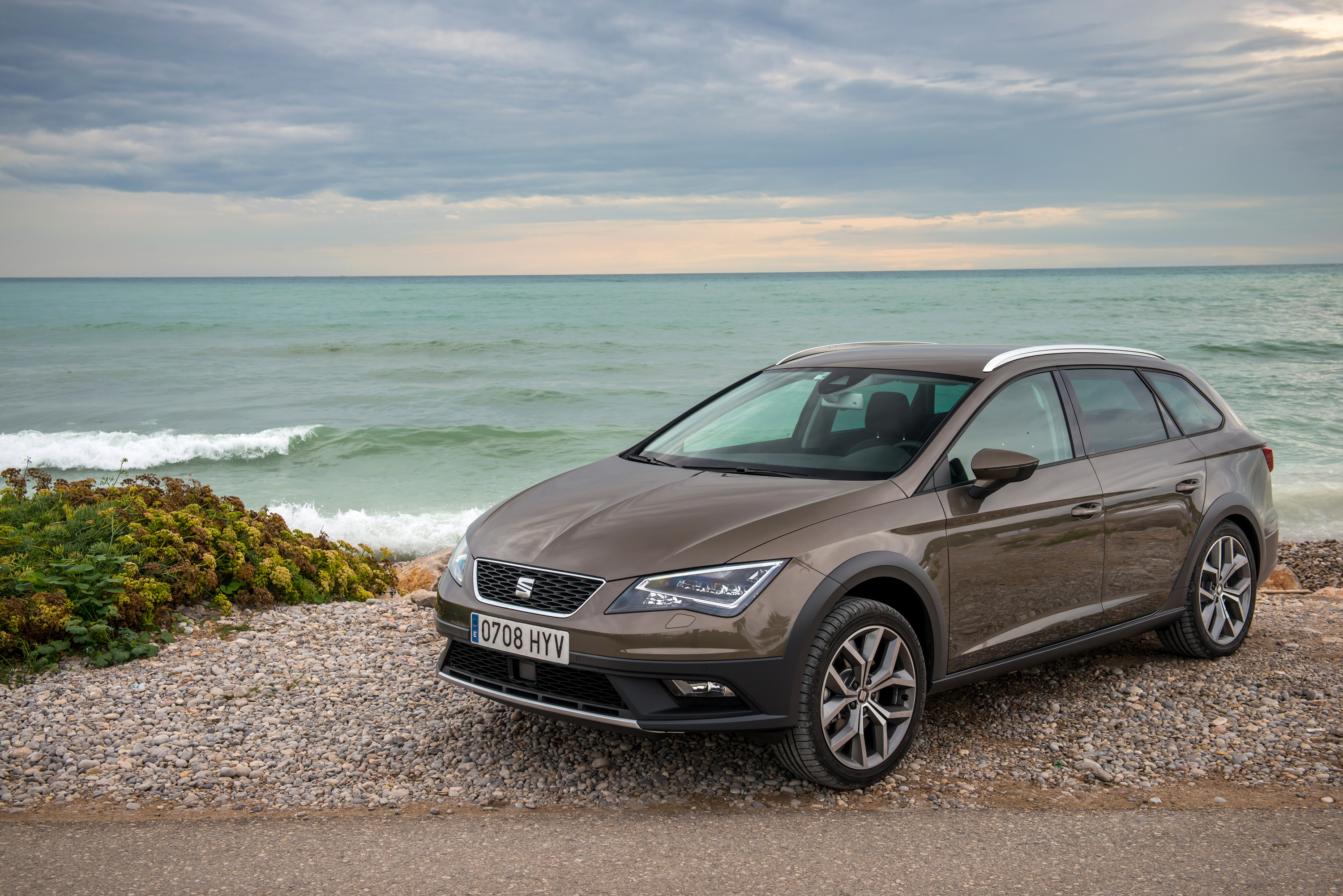 SEAT Leon X-perience front three-quarters