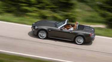 Fiat 124 Spider - Side